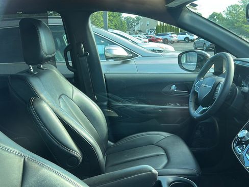 Used 2025 Chrysler Pacifica Select FWD image 8