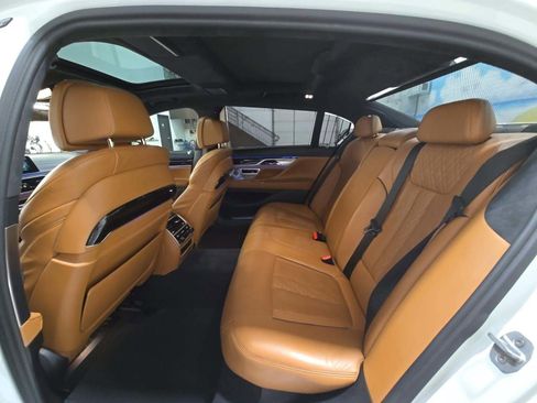 Used 2017 BMW 750i RWD image 5