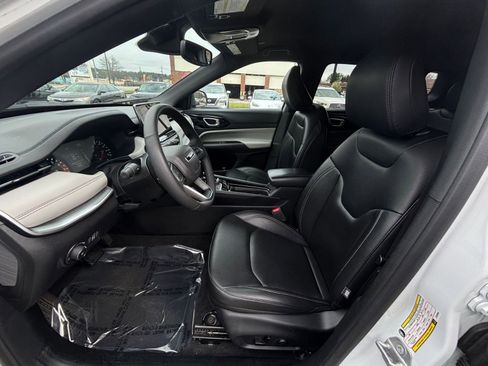 Used 2025 Jeep Compass Limited image 31