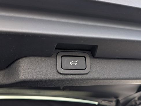 Used 2020 Land Rover Discovery Landmark image 10