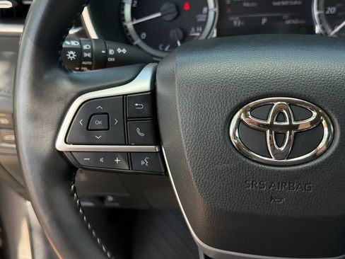 Used 2023 Toyota Highlander XLE FWD image 12