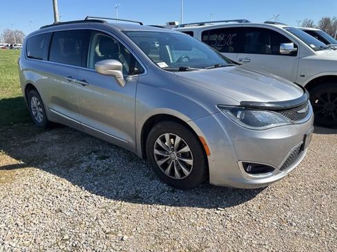 Used 2017 Chrysler Pacifica Touring-L image 9