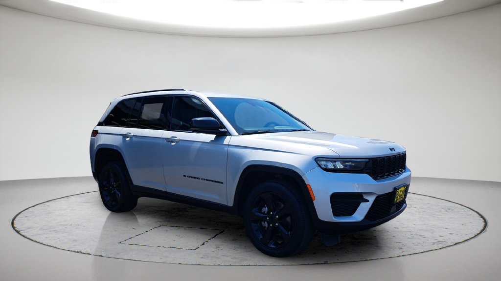 Used 2023 Jeep Grand Cherokee Altitude AWD/4WD image 3