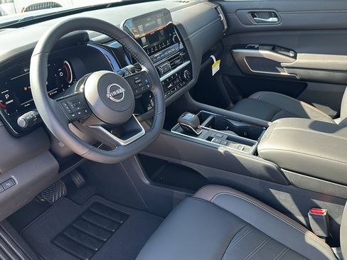 New 2025 Nissan Pathfinder Platinum image 9