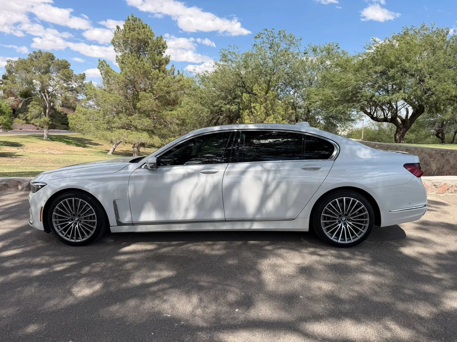 Used 2022 BMW 740i w/ Premium Package RWD image 2