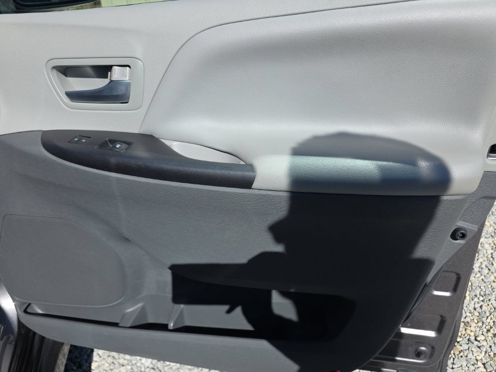 Certified 2018 Toyota Sienna LE FWD image 18