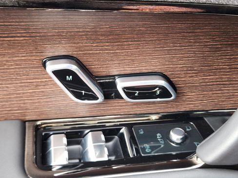 Used 2024 Land Rover Range Rover Sport SE image 18