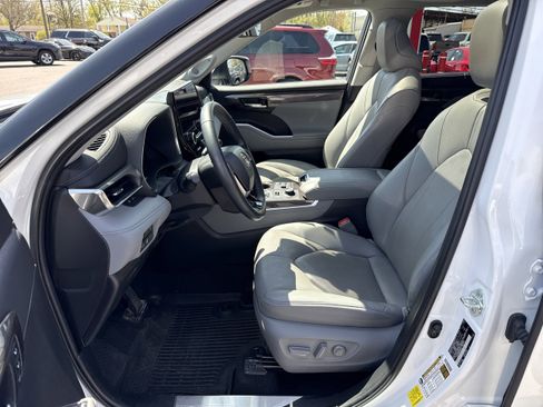 Used 2023 Toyota Highlander Limited AWD/4WD image 8