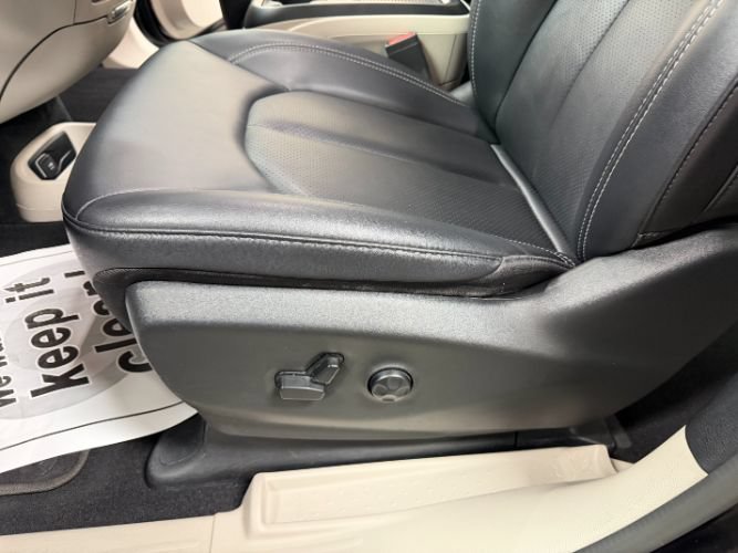 Used 2024 Chrysler Pacifica Limited FWD image 13