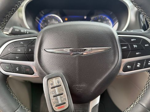 Used 2024 Chrysler Pacifica Touring-L FWD image 32