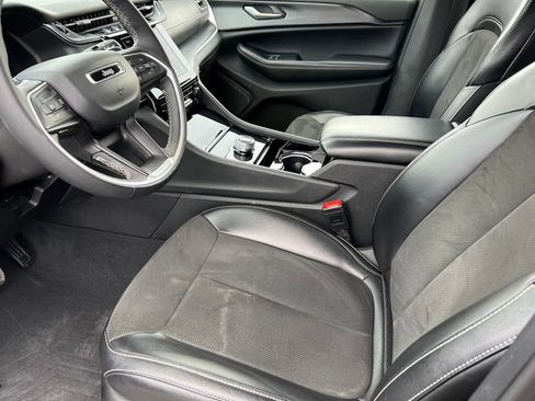 Used 2023 Jeep Grand Cherokee Altitude image 9