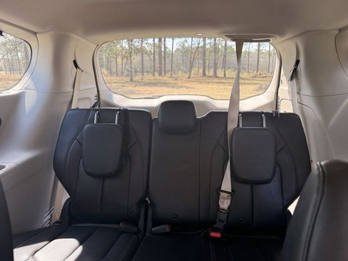 Used 2018 Chrysler Pacifica Touring-L Plus w/ Advanced Safetytec Group image 32