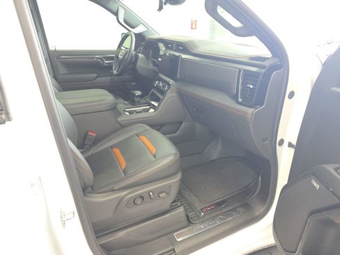 Used 2025 GMC Sierra 1500 AT4 w/ AT4 Premium Package AWD/4WD image 9