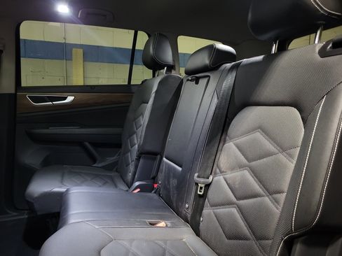 Used 2024 Volkswagen Atlas SE w/ Panoramic Sunroof Package image 11