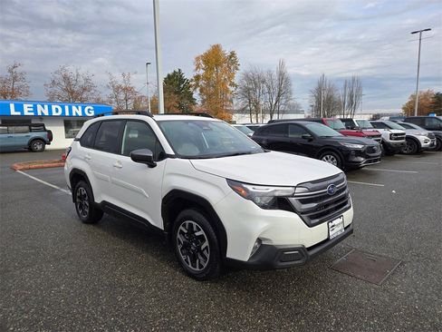 Used 2025 Subaru Forester Premium image 3