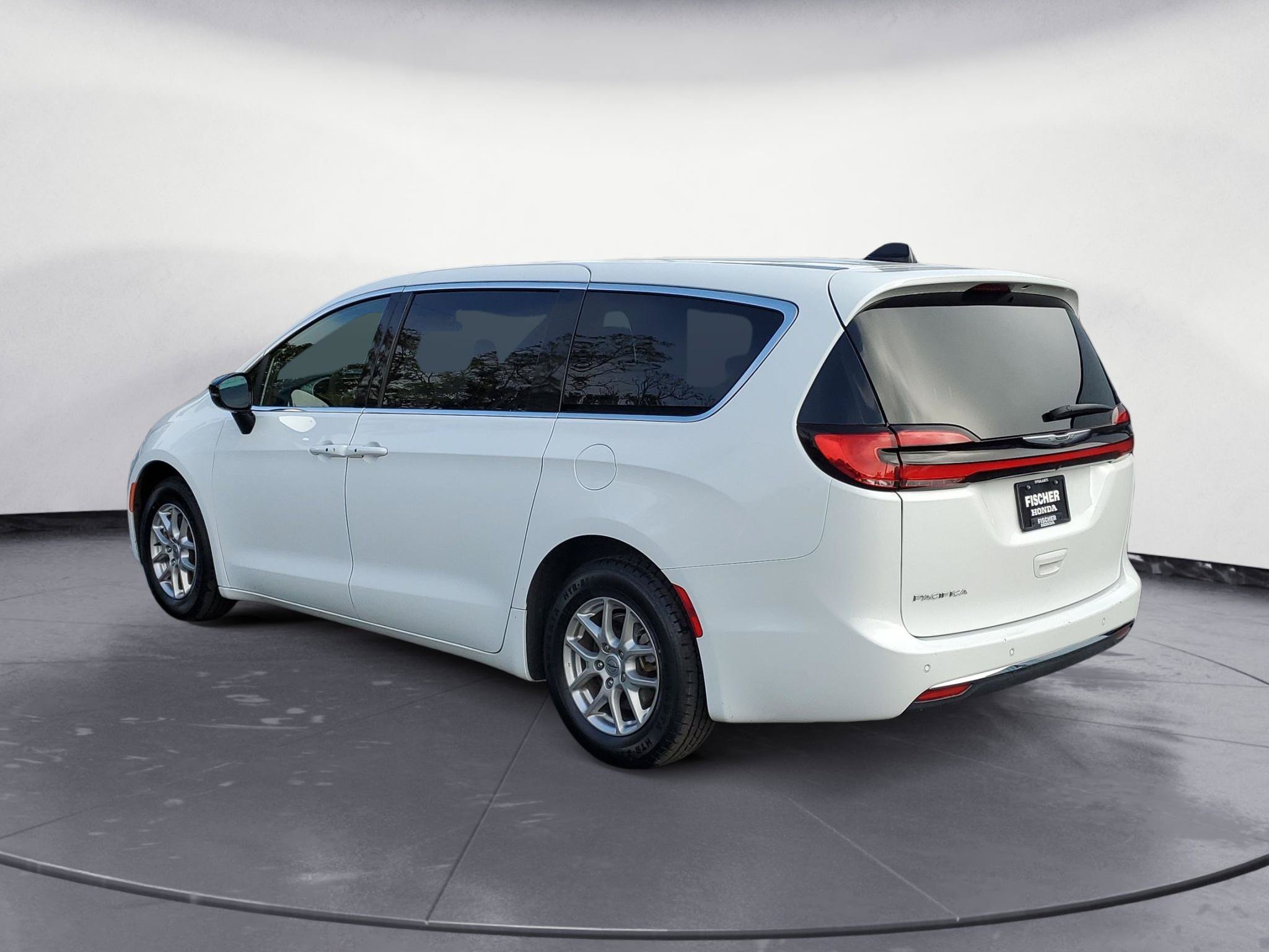 Used 2025 Chrysler Pacifica Select FWD image 4