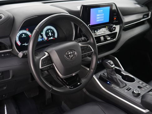 Used 2025 Toyota Highlander XSE AWD/4WD image 25