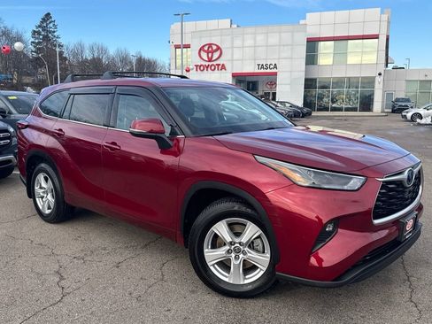 Used 2022 Toyota Highlander LE image 1