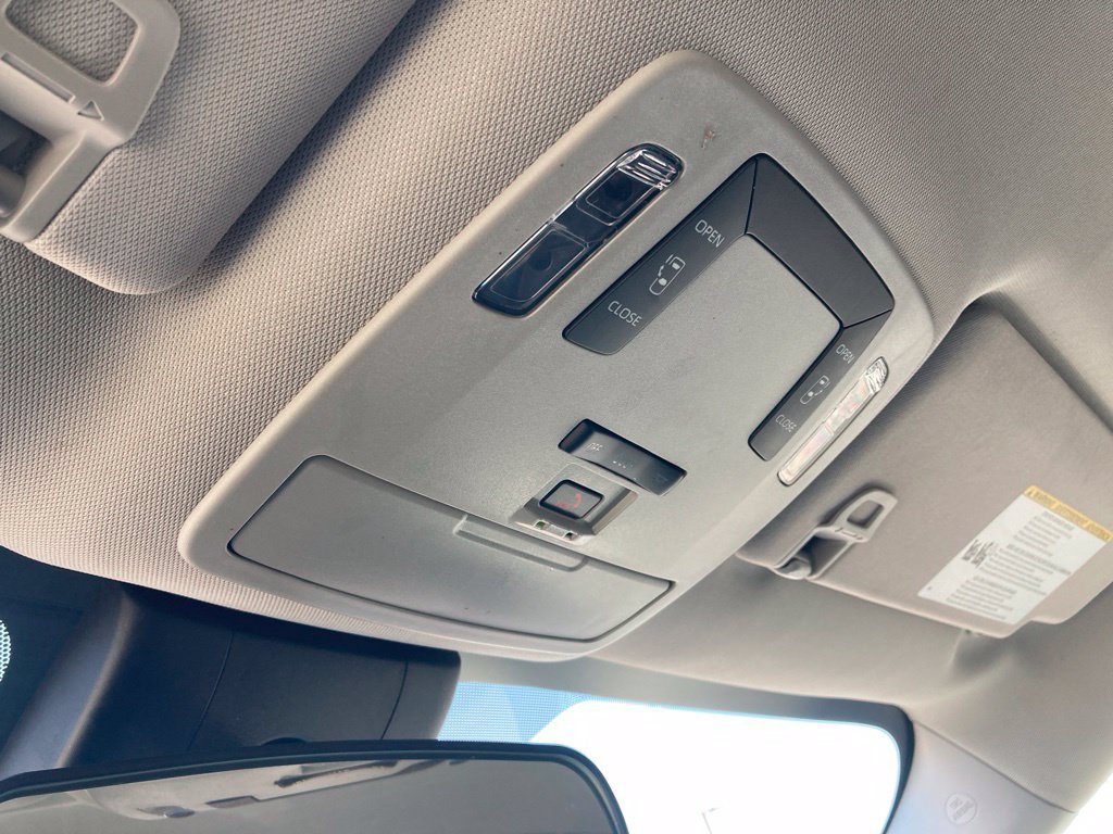 Used 2025 Toyota Sienna LE FWD image 28