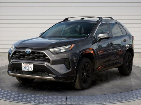 Used 2023 Toyota RAV4 SE image 3