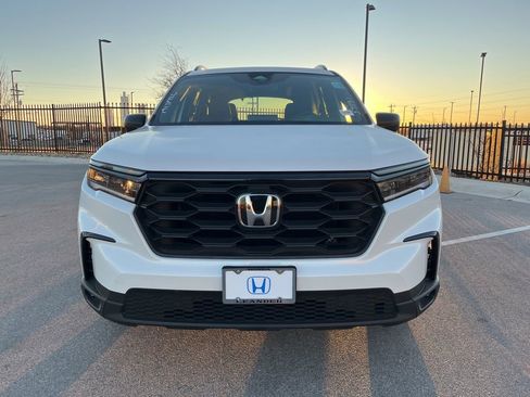 Used 2025 Honda Pilot Sport image 2