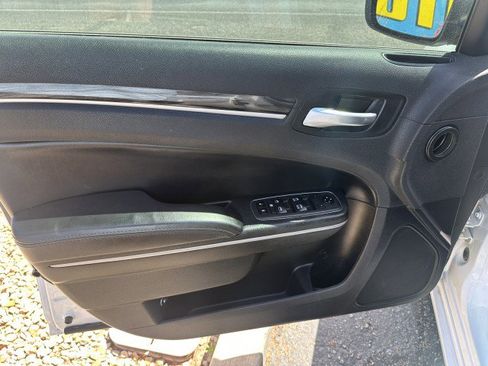 Used 2019 Chrysler 300 Touring w/ Chrome Appearance Package image 10