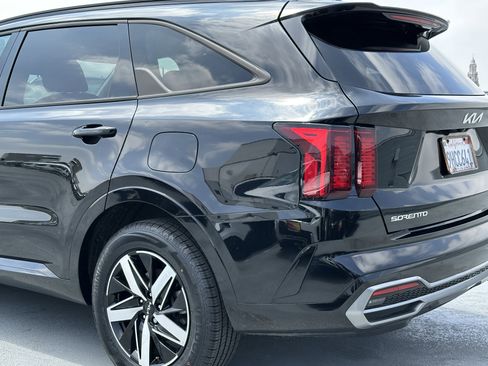 Certified 2023 Kia Sorento S FWD image 5