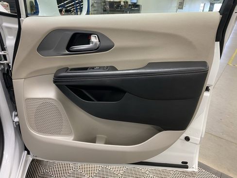 Used 2022 Chrysler Pacifica Touring-L image 17