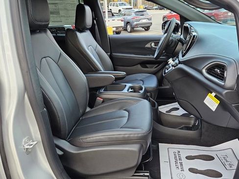 New 2026 Chrysler Pacifica Select FWD image 16