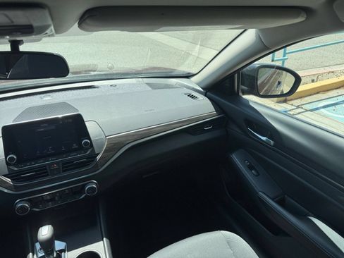 Used 2025 Nissan Altima 2.5 SV FWD image 31