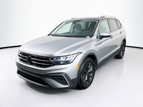 Used 2024 Volkswagen Tiguan SE image 3