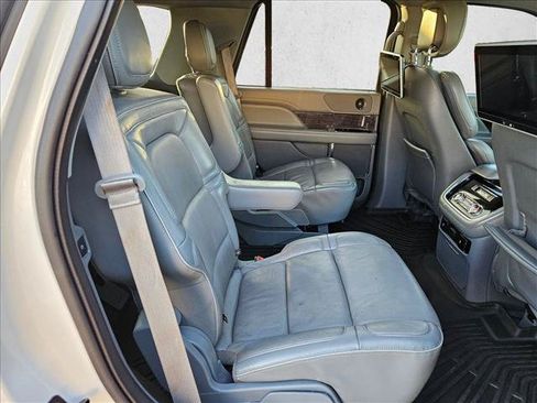 Used 2019 Lincoln Navigator Select RWD image 19