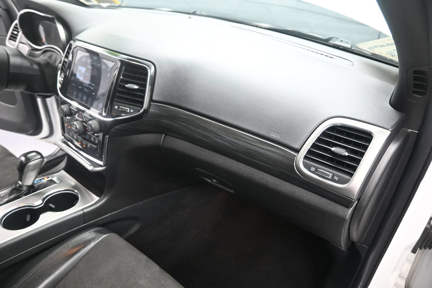Used 2020 Jeep Grand Cherokee Altitude AWD/4WD image 28