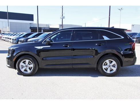 Certified 2025 Kia Sorento LX image 4