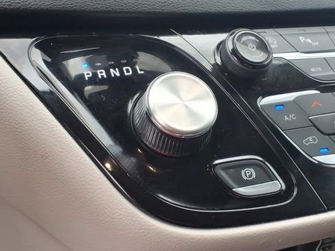 Used 2024 Chrysler Pacifica Touring-L FWD image 9