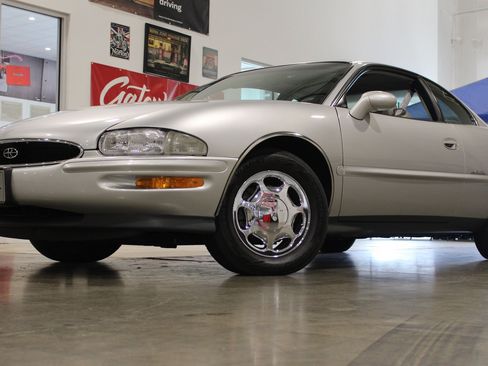Used 1999 Buick Riviera Supercharged Coupe FWD image 20