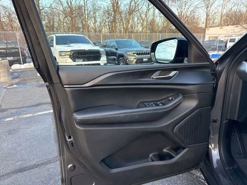 Used 2023 Jeep Grand Cherokee Altitude image 33