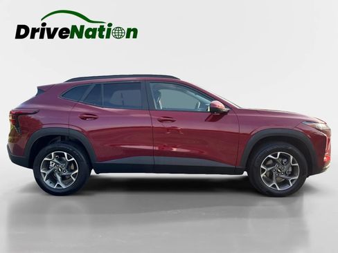 Used 2025 Chevrolet Trax LT FWD image 4