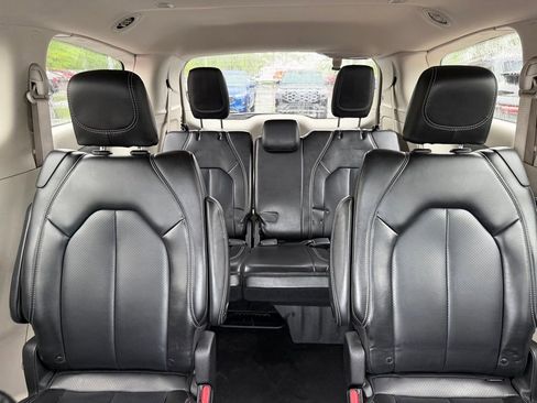 Used 2023 Chrysler Pacifica Touring-L FWD image 16