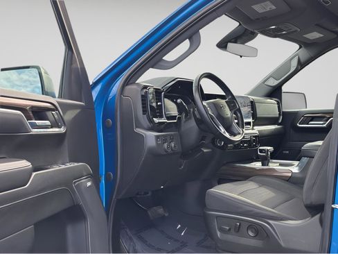 Used 2022 Chevrolet Silverado 1500 LT Trail Boss w/ Convenience Package II image 2