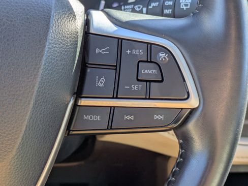 Used 2022 Toyota Highlander XLE FWD image 22
