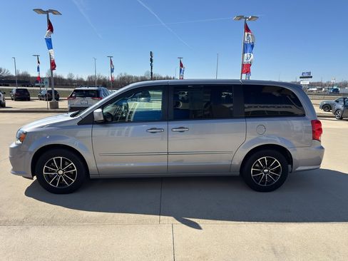 Used 2017 Dodge Grand Caravan SE image 8
