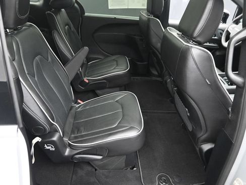Used 2026 Chrysler Pacifica Limited FWD image 10