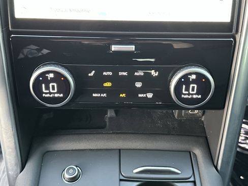 Used 2024 Land Rover Discovery Dynamic SE image 17