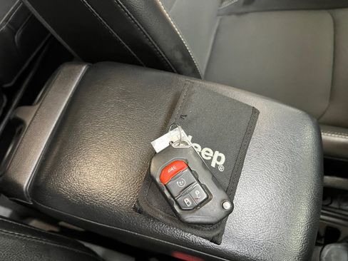 Used 2021 Jeep Gladiator Sport image 37