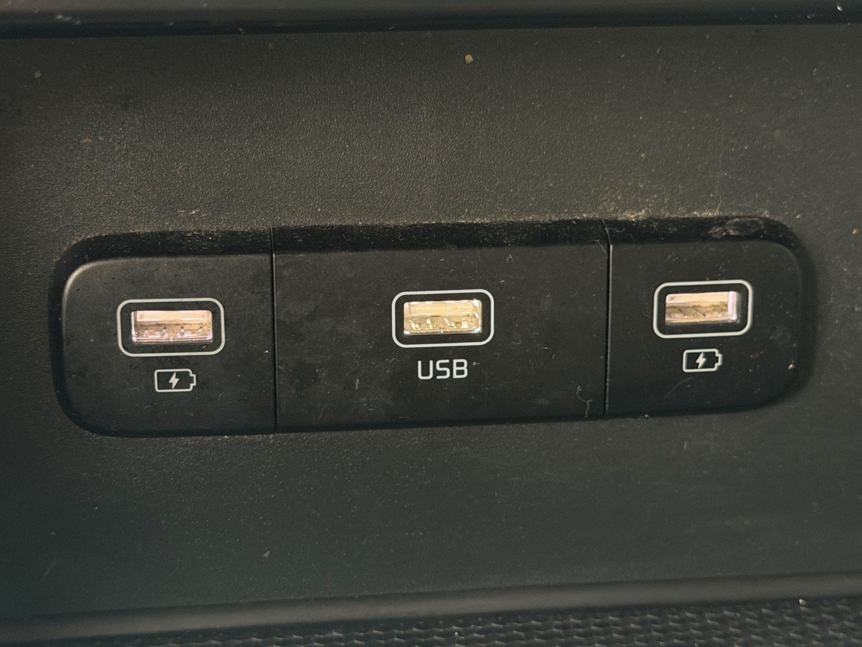 Used 2022 Kia Carnival LX FWD image 27
