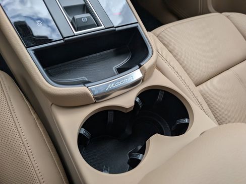 Certified 2025 Porsche Macan image 18