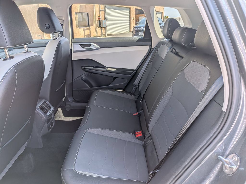 Used 2025 Volkswagen Taos SE AWD/4WD image 27