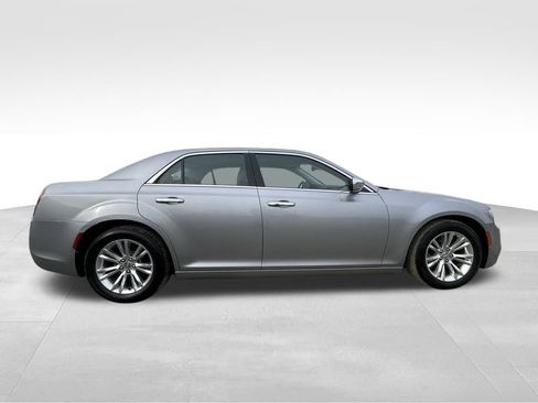 Used 2017 Chrysler 300 C image 18