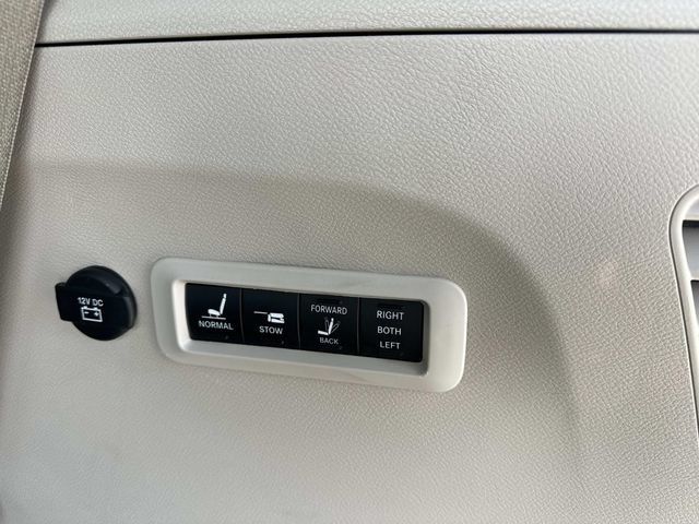 Used 2021 Chrysler Pacifica Limited AWD/4WD image 19